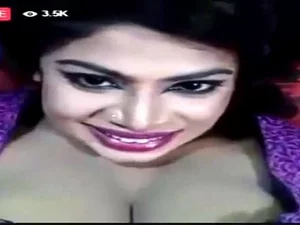Индийская мамочка наслаждается вибратором во время секса.