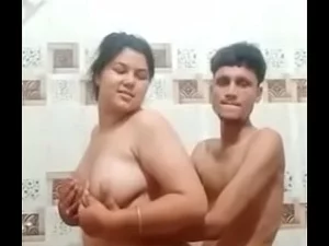 섹시한 남아시아 미인이 근육질 애인과 열정적인 인종 간 섹스를 즐깁니다.