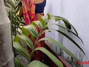 یک گل میخ بنگالی با لباس ساری میزبان یک جلسه جنسی گروهی وحشیانه در آپارتمان مشترکش است.