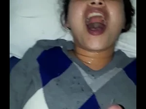 Asian Adjust éjacule sur un facial sauvage avec une chaude éjaculation de son amie. Les fans de porno Desi se réjouissent