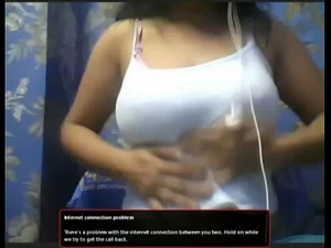Un seductor show de webcam de una tía india mostrando su ropa, es auténtico y cautivador.