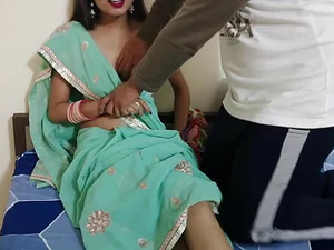 Uma MILF Desi sedutora se entrega a sexo quente, mostrando suas curvas tentadoras e habilidades sensuais.