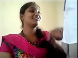 Telugu-Paar gibt sich leidenschaftlichem Sex mit einer heißen Mutter und ihrem eifrigen Liebhaber hin.