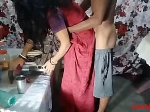 Indische Nachbarn erkunden nach dem Knüpfen des Knotens tabulosen Sex und gönnen sich leidenschaftliche und erotische Aktivitäten in der Nacht.