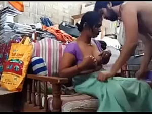 La mariée indienne s'engage dans des activités sexuelles avec son marié.