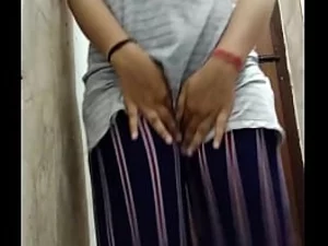 Beleza indiana desfruta de sexo anal áspero com um estranho que usa um cartão de identificação.