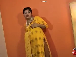 La tía india muestra sus curvas en la webcam, y está expertamente complacida.