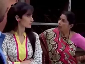 Hintli genç, tombul erkekler tarafından HD videoda grup seks yapılıyor