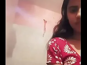Une jeune beauté indienne montre sa sensualité et son attrait dans une vidéo chaude et auto-exhibée.