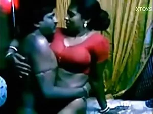 Jiran-jiran Tamil menikmati seks yang penuh gairah, menyalakan hubungan yang berapi-api.