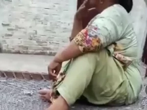 Seorang bibi India yang sangat seksi menjadi basah dan liar.