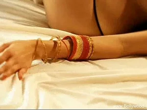 Ein gutaussehender, rabenschwarzer Typ genießt Fernbeziehungen mit einer indischen Schönheit. Ein sinnliches Video, das ihre Leidenschaft festhält.
