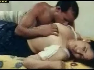 Sinnliches Malayalam-Video mit leidenschaftlichem Küssen und intimen Momenten zwischen zwei atemberaubenden indischen Schönheiten.