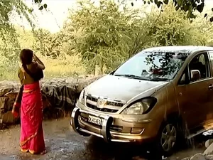 印度女人与她的情人享受热辣的洗车。