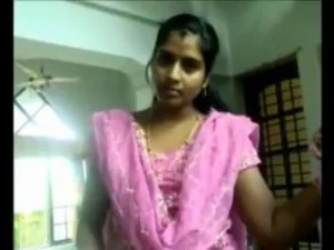 Isteri rumah tangga Tamil bersatu untuk sesi seks berkumpulan yang liar dengan pembantu baru mereka.