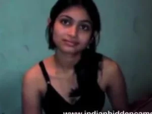 Una joven belleza india visita el lugar de su amiga y se pone sucia, lo que lleva a una sesión de porno bangalí salvaje.
