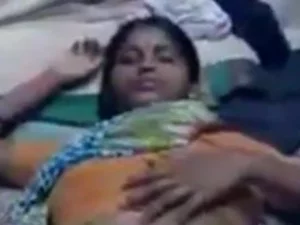 La virgen vagina de Telugu es vigorosamente penetrada por su jefe tamil.