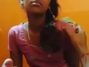 Волосатая индийская подросток занимается грязным сексом со старшим мужчиной, демонстрируя свои навыки в дикой и грубой встрече.