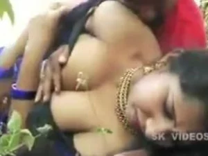 Tante Tamil menikmati naik cowgirl yang intens di atas dildo India.