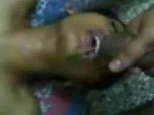 Una mujer india con un plan de respaldo rechaza el sexo anal en grupo en la cama.