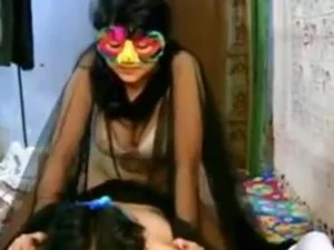 La esposa india se desnuda y se pone traviesa en un video íntimo, lo que lleva a un sexo apasionado.