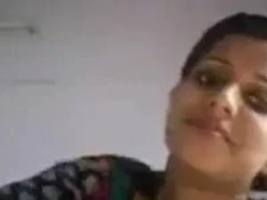 Eine atemberaubende indische Schönheit mit großen Brüsten tritt sinnlich vor der Webcam auf.