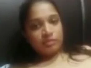 Uma jovem indiana agrada seu parceiro de webcam com suas habilidades e desejos.