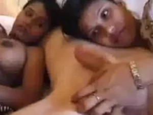 Duas mulheres indianas provocam e se satisfazem, culminando em um final bagunçado.