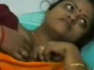 Uma MILF indiana faz um show para os espectadores da webcam, agradando-os com suas habilidades.