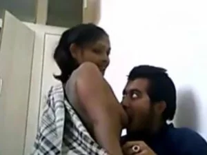 Uma MILF indiana sedutora seduz um cliente em um encontro quente.