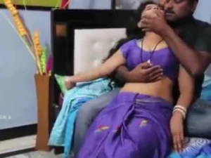 Eine sexbesessene Nachbarin nutzt eine einsame indische Hausfrau aus, was zu einer heißen Begegnung mit ihrem Freund führt.