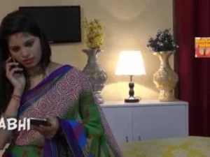 Dona de casa indiana desfruta de um relacionamento próximo com seu vizinho para sexo