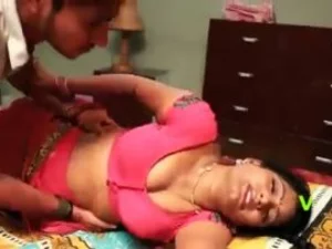 インドの巨乳美女が激しいアナル手術を受ける。