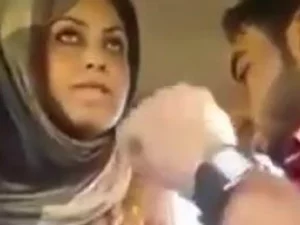 Un hombre pakistaní sucumbe a la humillación cuando los amigos de su novia se unen para un encuentro sexual salvaje.