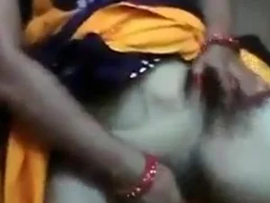 Seorang wanita India dewasa menikmati vaginanya yang terabaikan.