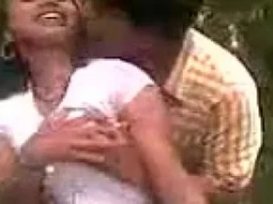 Remaja Tamil muda dalam HD menikmati keseronokan erotik, memenuhi keinginan liar mereka dalam video yang menggairahkan ini.
