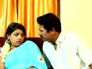 불행한 텔루구 커플은 빈곤한 힌디어 포르노 영화에서 어색하고 만족할 줄 모르는 섹스를 즐깁니다.