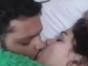 Eine erregende Begegnung zwischen einem lustvollen tamilischen Paar, aufgenommen in einem intimen hausgemachten Video, das unvergessliches Vergnügen verspricht