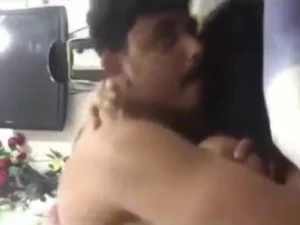 Pasangan India terlibat dalam seks kasar dan intens, dengan kamera merekam setiap momennya.