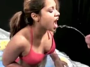 一位年轻的印度美女在诱人的视频中分享亲密时刻,包括撒尿和取悦自己。