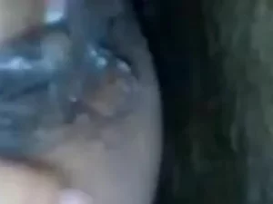 زن بالغ با بوته در یک ویدیوی پورنو خانگی شیطنت می کند.