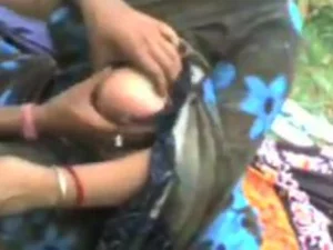 Esposa india gordita acariciada con rudeza en el estacionamiento