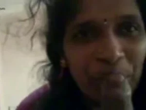 La tía Naivedu, una puma india con habilidades expertas, enseña ansiosamente a un joven afortunado el arte del placer oral. El xxx más nuevo de Tamil