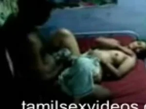 एक हॉट तमिल बेब मनमोहक रेलिंग सत्र में लिप्त होती है, विशेषज्ञ सटीकता के साथ एक मोटे शाफ्ट को संभालती है। एक विस्फोटक चरमोत्कर्ष के लिए ब्रेस।
