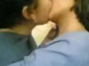 Dos sensuales mujeres pakistaníes exploran su sexualidad en un encuentro lésbico, capturado en cámara para su placer visual.