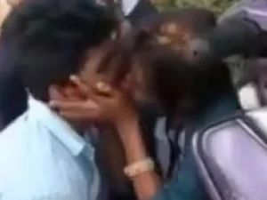Воспитанница и ее подруга делятся горячими поцелуями в хинди видео.