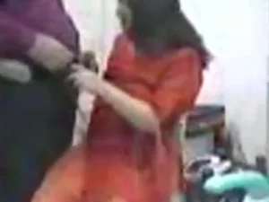 Una seductora MILF pakistaní con un gran trasero es follada duro por su amante musculoso en una sesión caliente.