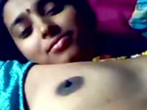 Une beauté népalaise aux seins doux et au physique séduisant est présentée dans une vidéo explicite.