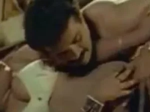Adegan India yang sensual dengan seks yang eksplisit.