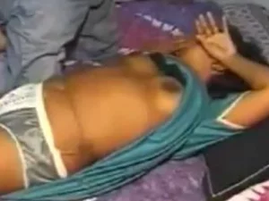 Erleben Sie ein leidenschaftliches hausgemachtes Telugu-Tape mit einer üppigen Mutter und ihrem muskulösen Liebhaber, die sich raffinierten Sexspielen hingeben.